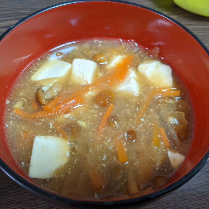 豆腐とナメコと人参の味噌汁